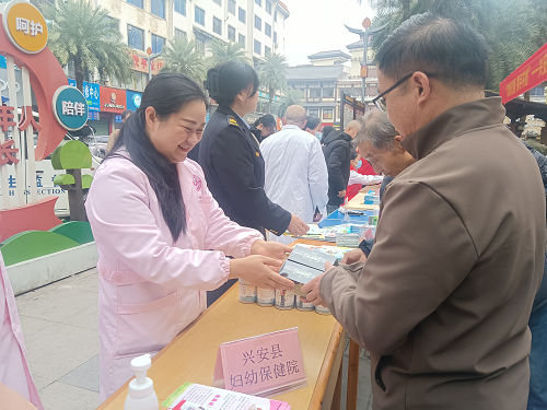 桂林市积极开展&ldquo;12.1世界艾滋病日&rdquo;药具宣传活动